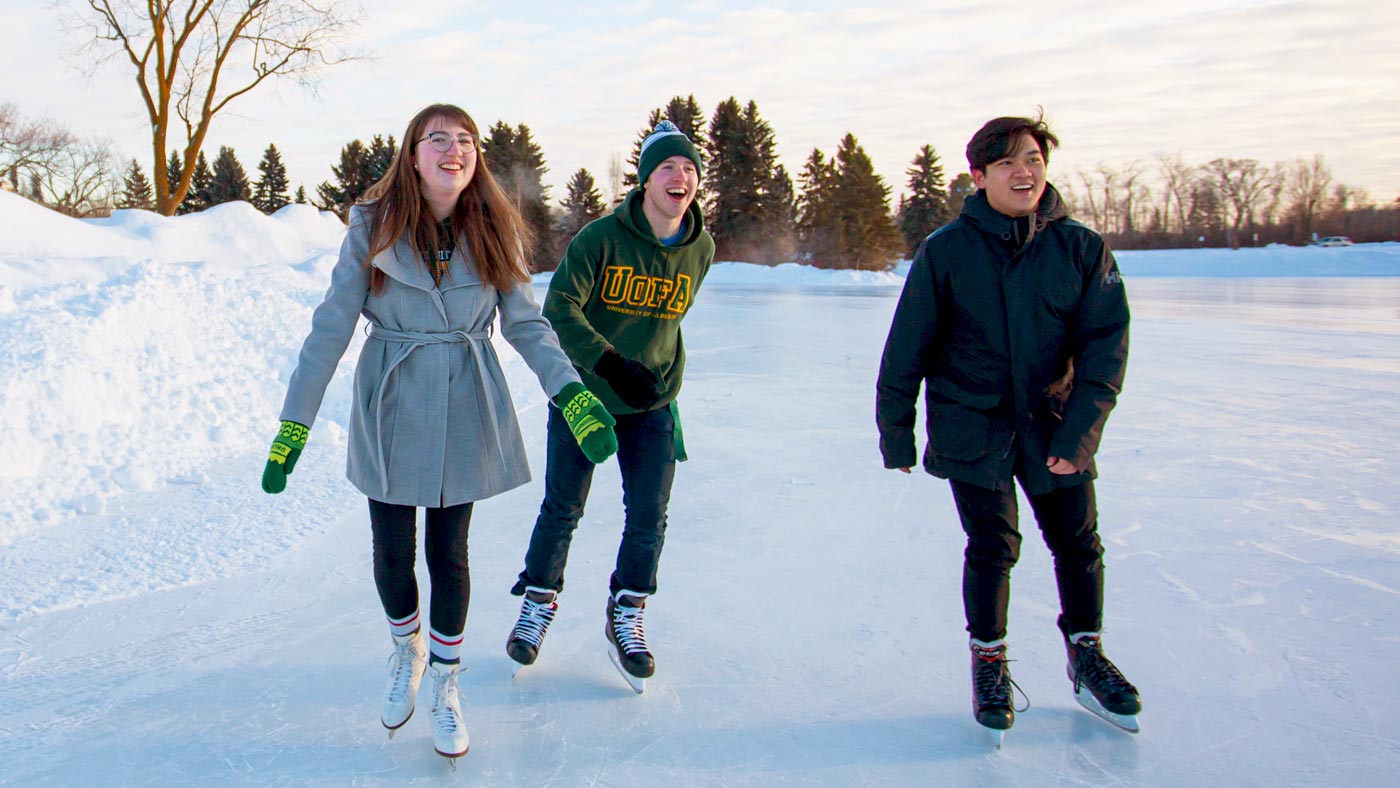 U of A students skating outdoors