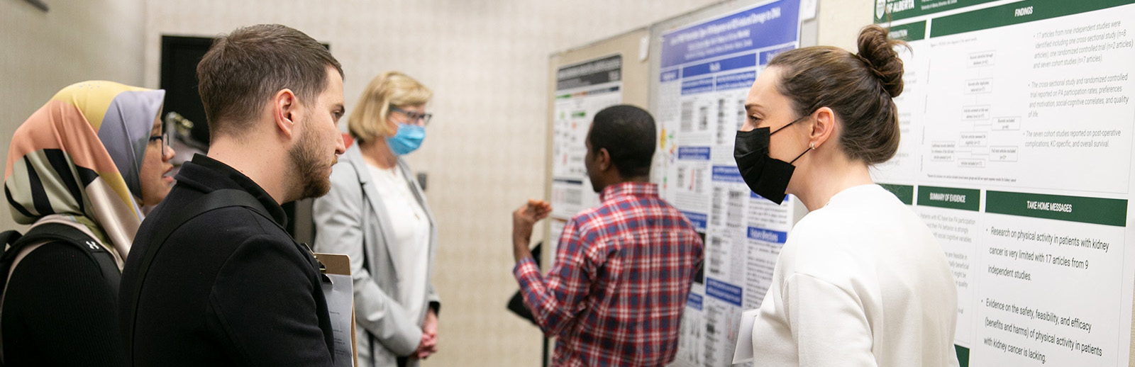 Fernanda Arthuso presenting a poster