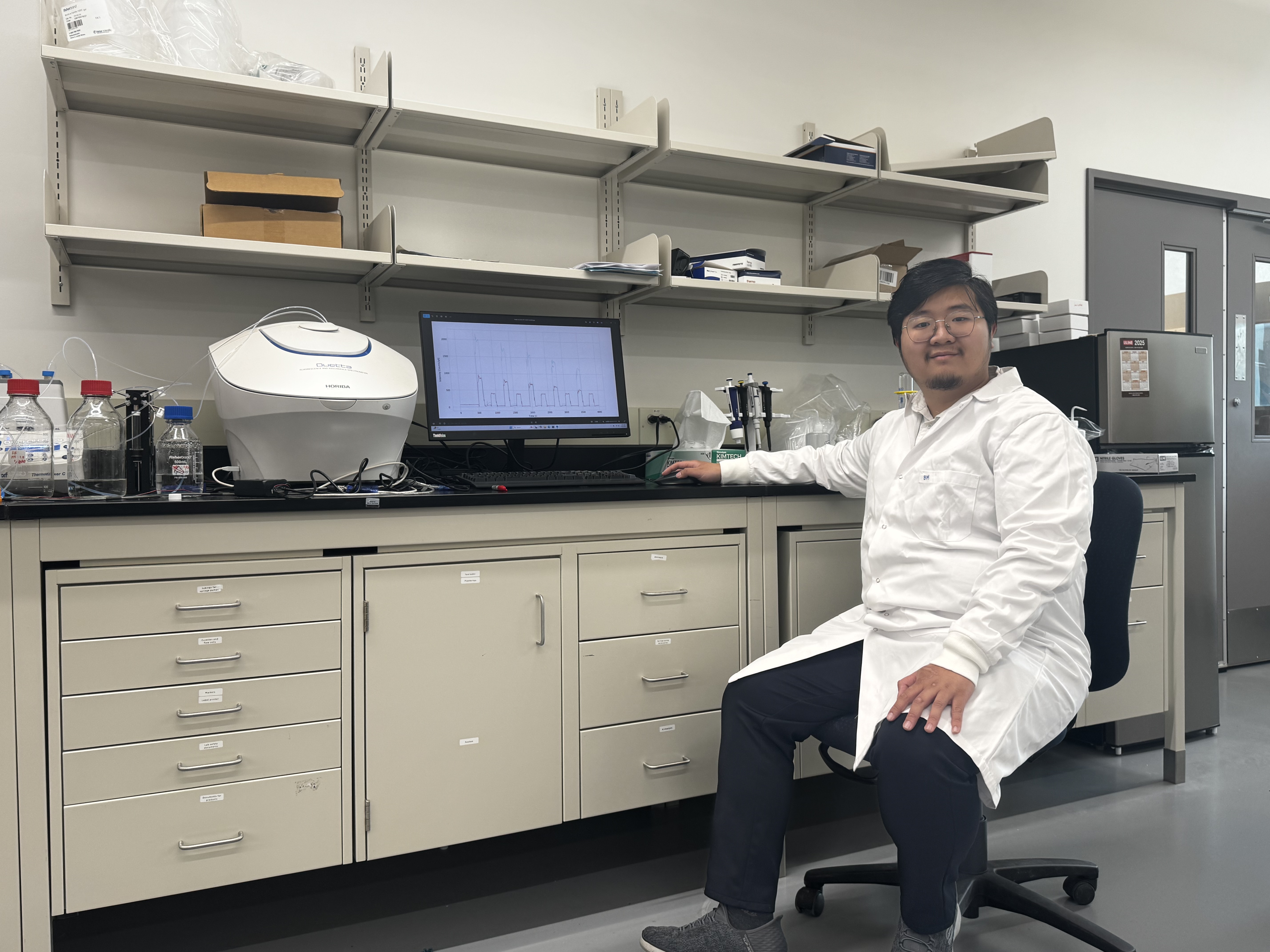 Researcher in a lab in front of a computer.