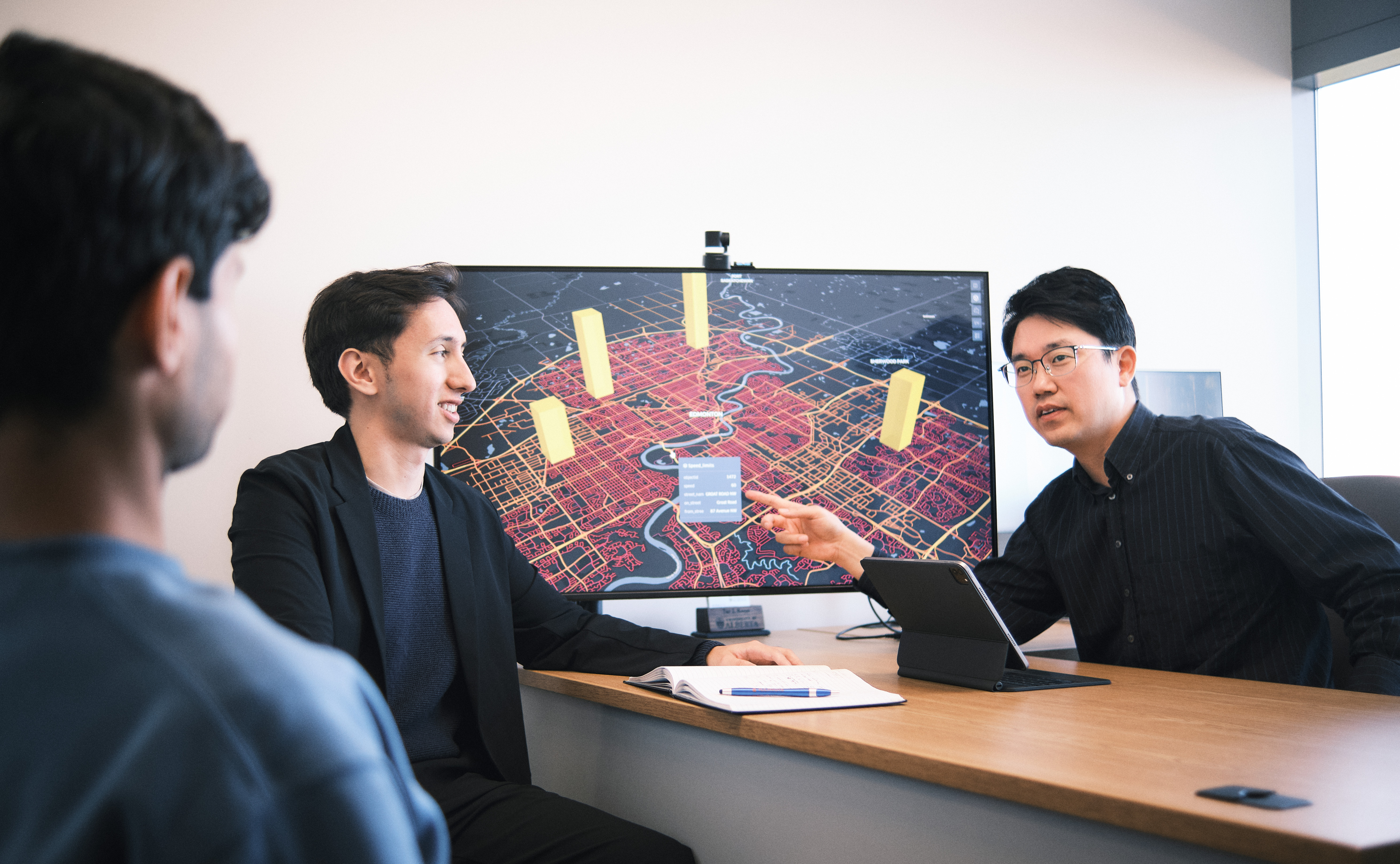 Tae J. Kwon speaking with two students, Juan Esteban Lamilla and an unidentifiable student