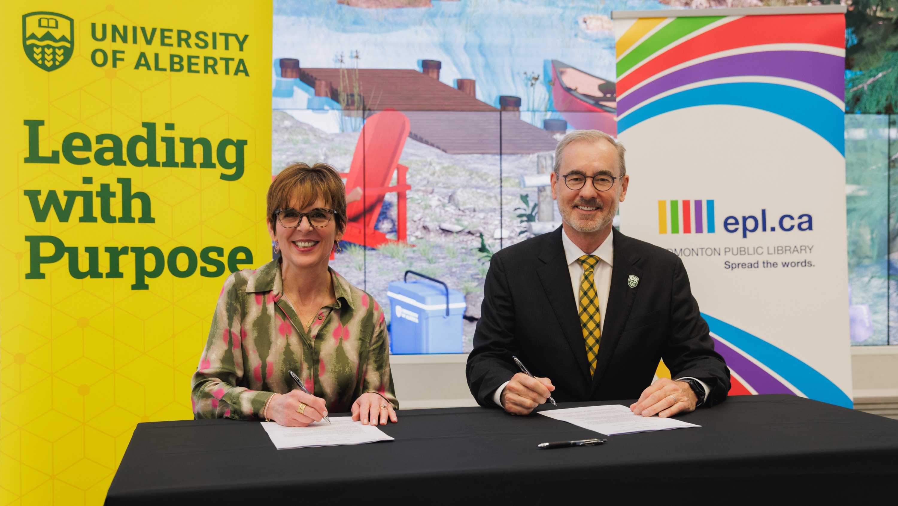 Pilar Martinez, CEO of the Edmonton Public Library (left), and Bill Flanagan, president and vice-chancellor of the University of Alberta, sign a five-year memorandum of understanding. (Photo: Alex Pugliese)